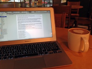 Anja schreibt gern im Café.